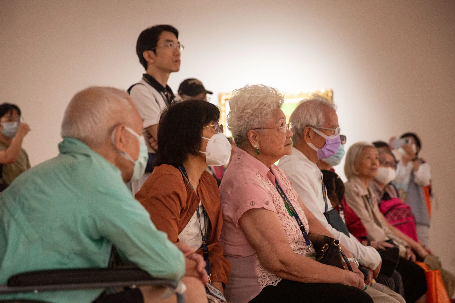活動中參與者專注地聆聽導覽老師解說畫作。2023.08.07 ©臺北市立美術館-圖片