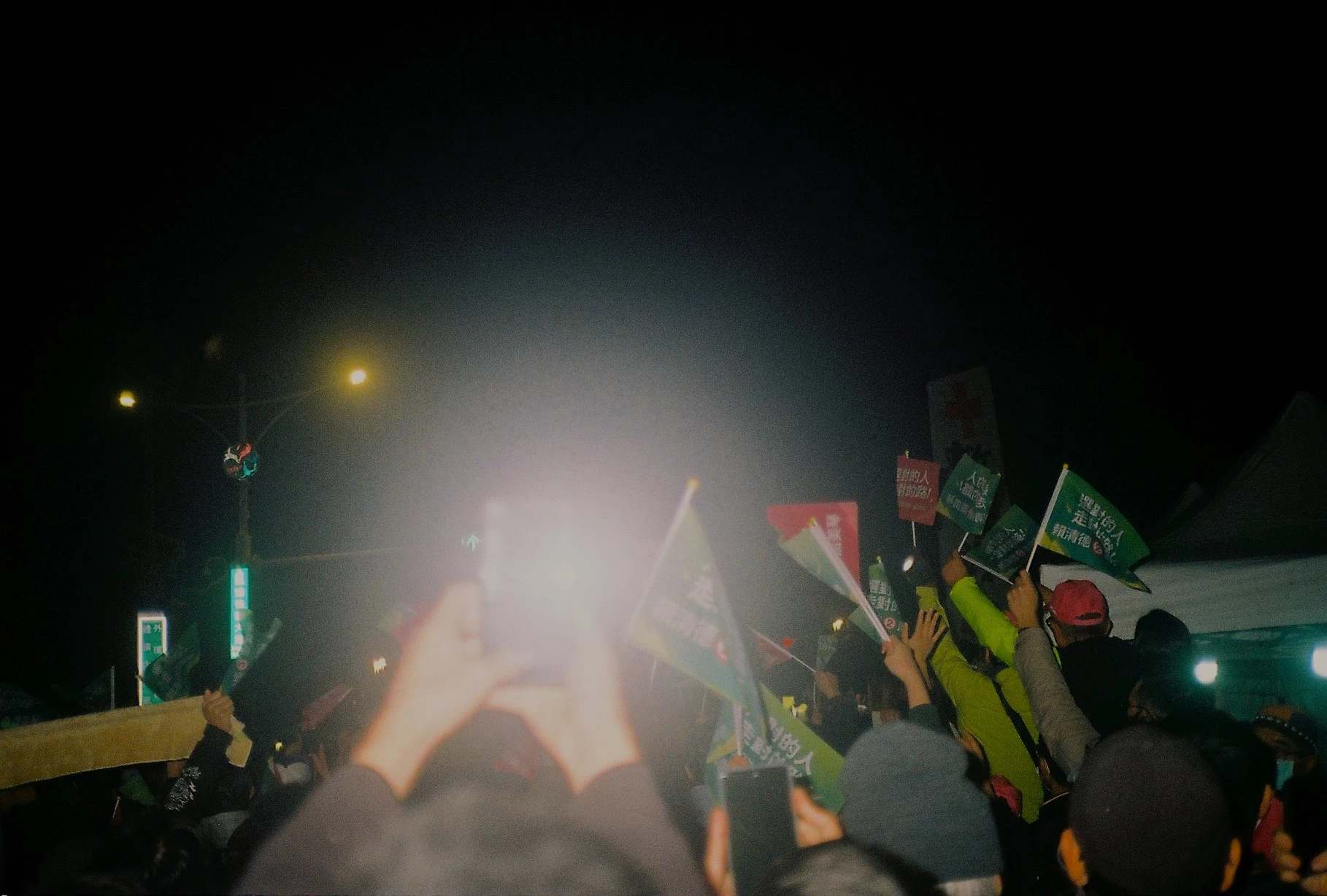 台灣總統大選的前兩晚，民眾在民進黨最後一場造勢大會中揮舞著小旗。2023年1月11日。-圖片