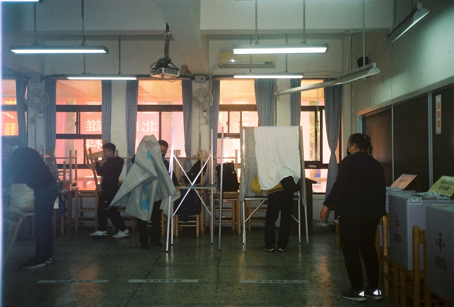 台北市金甌女中的投票所，最後一位民眾在下午3點59分投下選票，所內的選務人員也一邊撤除投票遮亭。2024年1月13日。-圖片