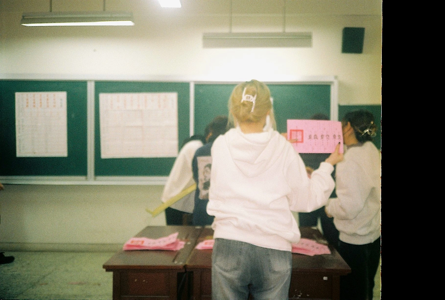 台灣總統大選的投票時間結束後，在金甌女中投開票的選務人員進行人工開票。2024年1月13日。-圖片