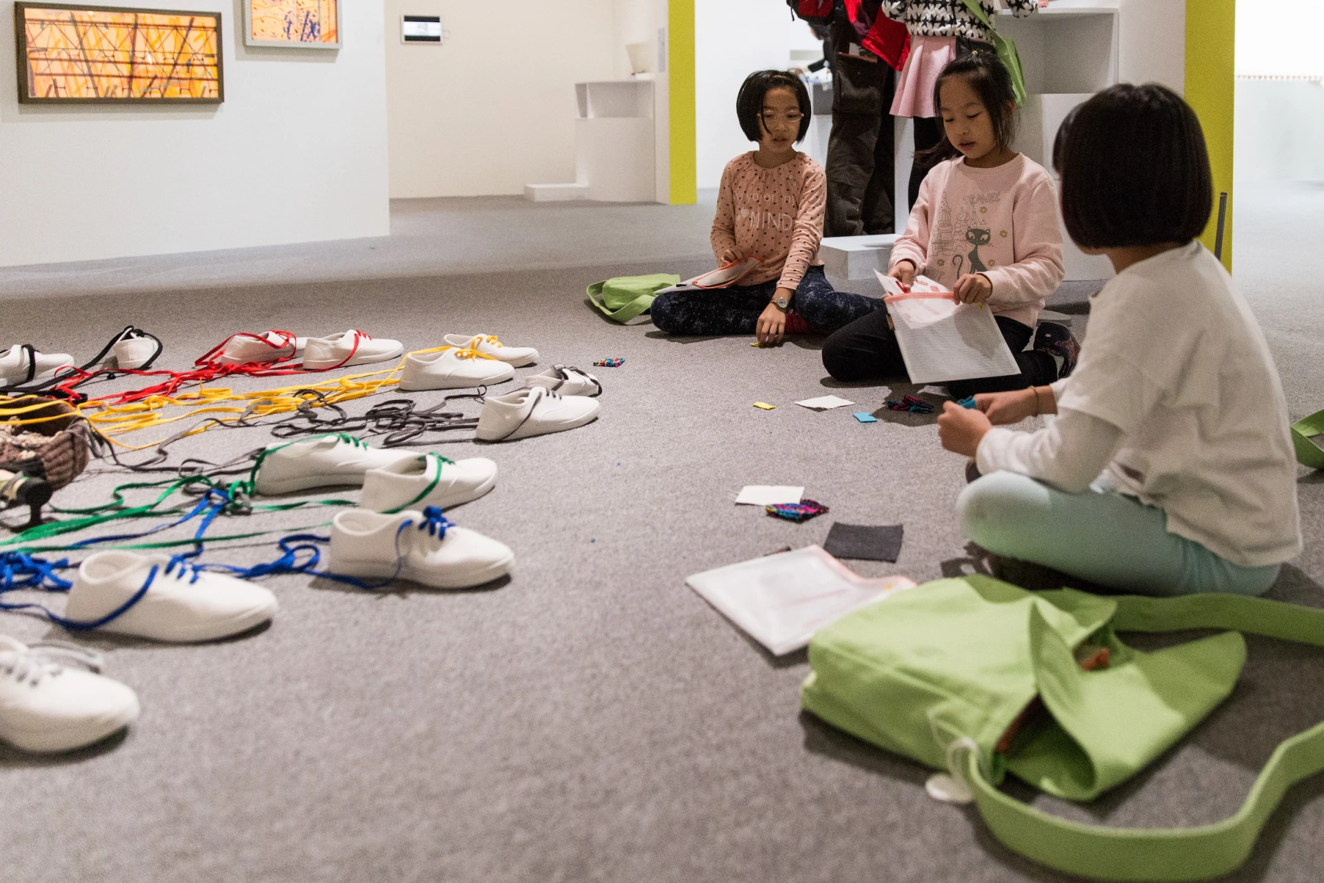 《集什麼》（2017）教育計畫推出「包包客自由行」，兒童可以從美術館準備好的學習背包中，自己探索展覽。-圖片