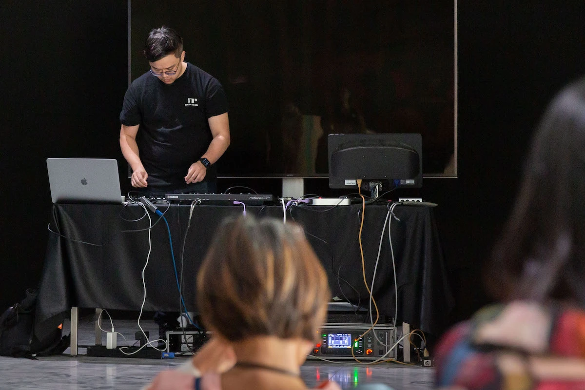 點擊觀看大圖-「共域」之一:《群島之海》,島嶼e:「民謠的根會隨旋律穿越過一切」來賓許家維,圖像由臺北市立美術館提供 「共域」之一:《群島之海》,島嶼e:「民謠的根會隨旋律穿越過一切」來賓許家維,圖像由臺北市立美術館提供-圖片