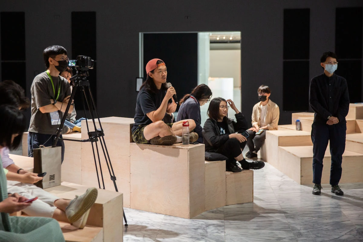 點擊觀看大圖-「共域」之一:《群島之海》,島嶼a:「移動家園的星塵記憶庫」(觀眾提問),圖像由臺北市立美術館提供 「共域」之一:《群島之海》,島嶼a:「移動家園的星塵記憶庫」(觀眾提問),圖像由臺北市立美術館提供-圖片