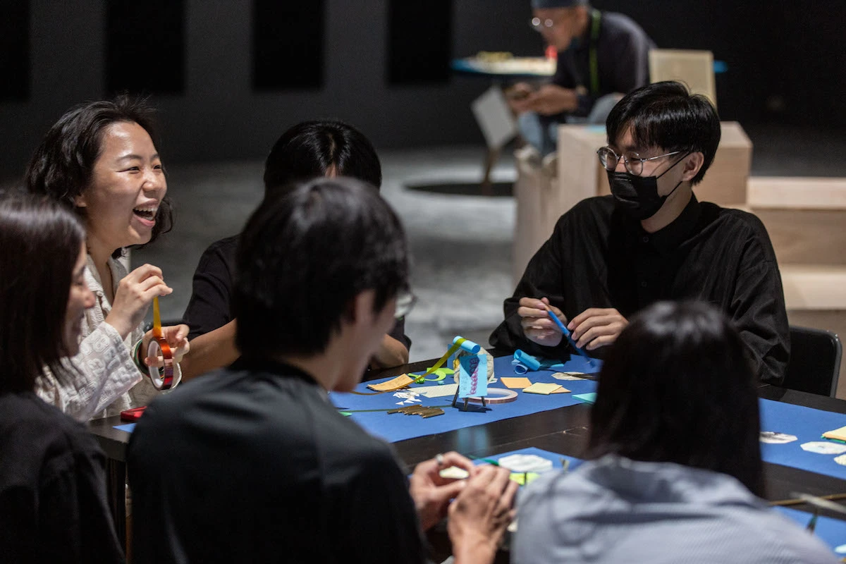 點擊觀看大圖-「共域」之一:《群島之海》,島嶼c:「鱟重組敘事——淌流自史前的內在藍海》(徐詩雨、姚睿蘭),圖像由臺北市立美術館提供 「共域」之一:《群島之海》,島嶼c:「鱟重組敘事——淌流自史前的內在藍海》(徐詩雨、姚睿蘭),圖像由臺北市立美術館提供-圖片