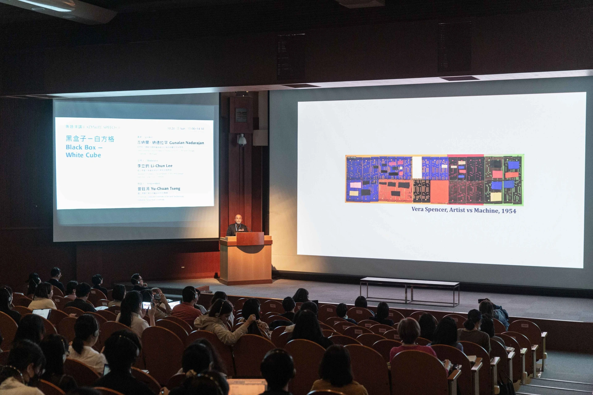 點擊觀看大圖-「CIT24國際策展論壇」邀請古納蘭.納德拉罕(Gunalan Nadarajan)教授發表專題演講 Ⅱ「黑盒子-白方格」,北美館視聽室,2024.10.20 © 臺北市立美術館 「CIT24國際策展論壇」邀請古納蘭.納德拉罕(Gunalan Nadarajan)教授發表專題演講 Ⅱ「黑盒子-白方格」,北美館視聽室,2024.10.20 © 臺北市立美術館-圖片