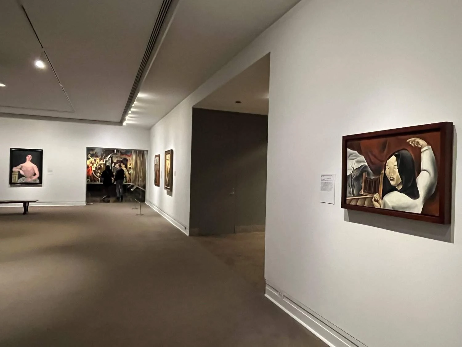 右前牆面：國吉康雄〈作為一位攝影師的自畫像〉（Self-Portrait as a Photographer, 1924）於1900至1950年代現當代藝術常設展展出現場。圖片提供：馬唯中-圖片