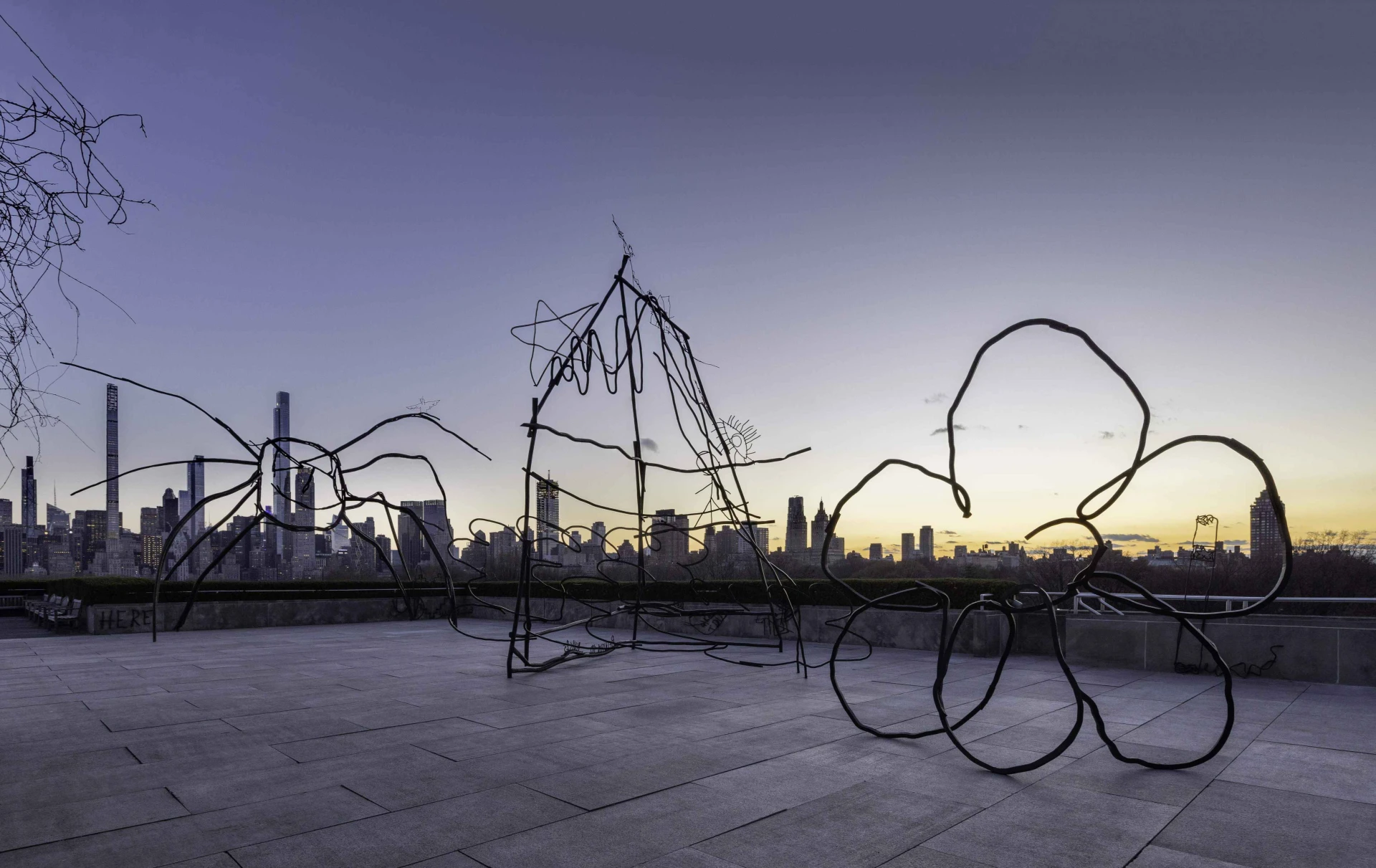 佩特里特．哈利來（1986年生於科索沃）。2024年「屋頂花園委託創作：佩特里特．哈利來」（The Roof Garden Commission: Petrit Halilaj）作品〈Abetare〉展出現場。藝術家、Chert Lüdde, Berlin; kurimanzutto, Mexico City / New York; Mennour, Paris提供。圖片提供：大都會藝術博物館，攝影：Hyla Skopitz-圖片