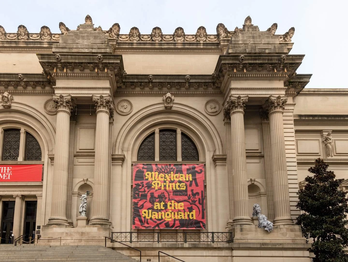 李昢（1964年生於南韓）。「主館正面外牆委託創作：李昢」之「Long Tail Halo」系列作品，2024，藝術家提供。圖片提供：大都會藝術博物館，攝影：Eugenia Burnett Tinsley-圖片