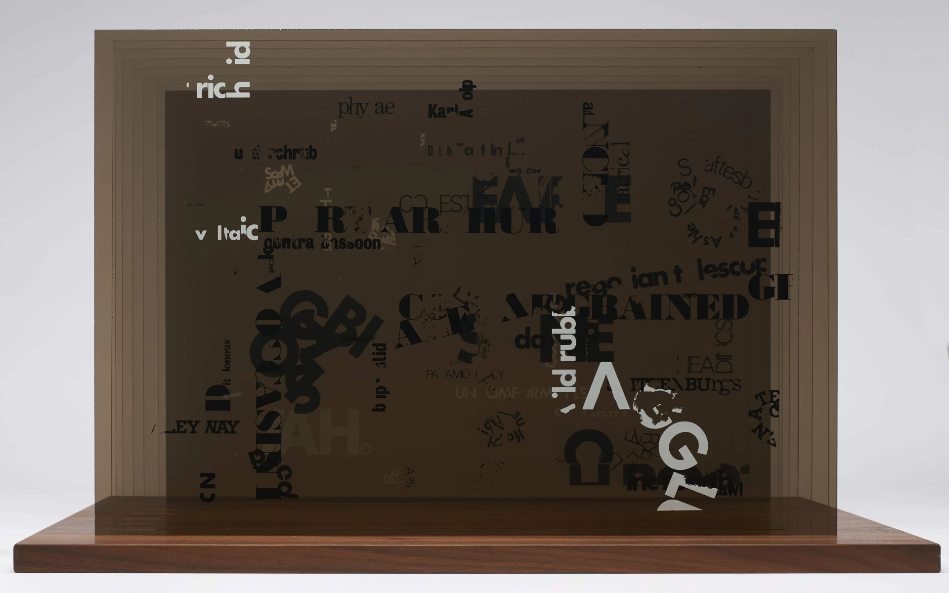 約翰．凱吉、卡爾文．薩姆森，〈不想談論任何有關馬塞爾的事——塑膠玻璃板印圖一〉，絲網印刷寶克力板、核桃木，整體：37 × 61 × 36.5公分，香港M+藏（2017.276）© John Cage Trust。圖片提供：M+-圖片