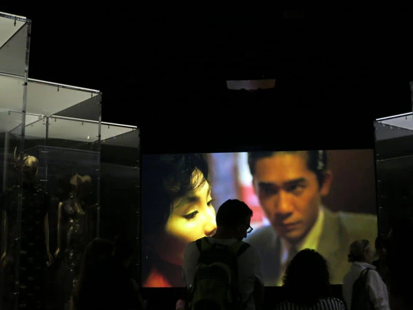 圖4 以旗袍為主題的展廳中，剪輯自電影《花樣年華》的畫面-圖片