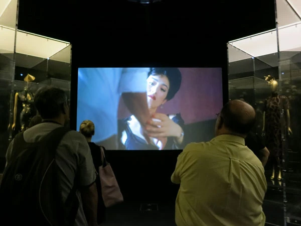 圖5 以旗袍為主題的展廳中，剪輯自電影《愛神》的畫面-圖片