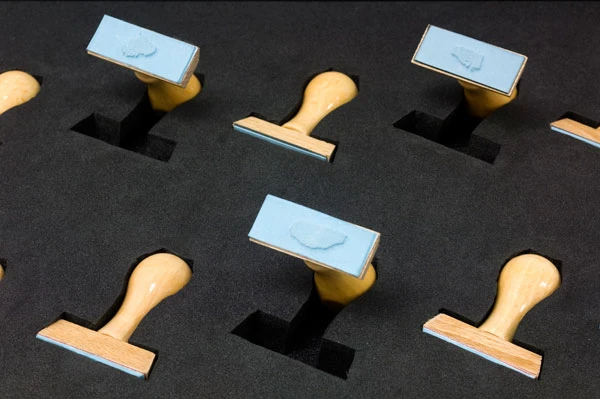 圖 2-２ 朱利安．佩維厄，〈手提皮箱 I〉局部。薩科齊指紋的圖章。Courtesyof Jousse entreprise gallery-圖片