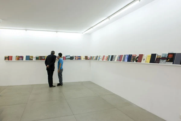 圖 4-１ 朱利安．佩維厄，〈忘記錢財〉（Forget the money），伯納德．麥道夫(Bemard Madoff )私人圖書。噴印刷和聲音裝置，語音: Charlie Jeffer，2011。Courtesy of Jousse entreprise gallery-圖片