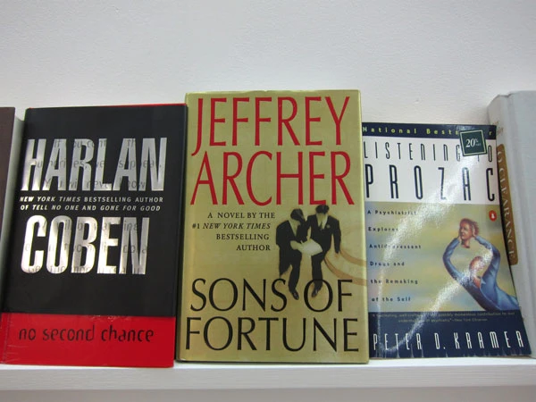 圖 4-２ 朱利安．佩維厄，〈忘記錢財〉（Forget the money），伯納德．麥道夫(Bemard Madoff )私人圖書。噴印刷和聲音裝置，語音: Charlie Jeffer，2011。局部，左邊書籍封面可以看到「沒有第二次機會」（No second chance）的字樣。Courtesy of Jousse entreprise gallery-圖片