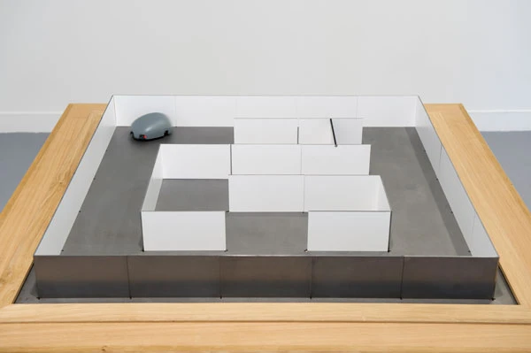 圖 6-１ 朱利安．佩維厄，〈忒修斯〉（Theseus），木質，不銹鋼，電子裝置，88 x 128 x 128 cm，2012。Courtesy of Jousse entreprise gallery-圖片