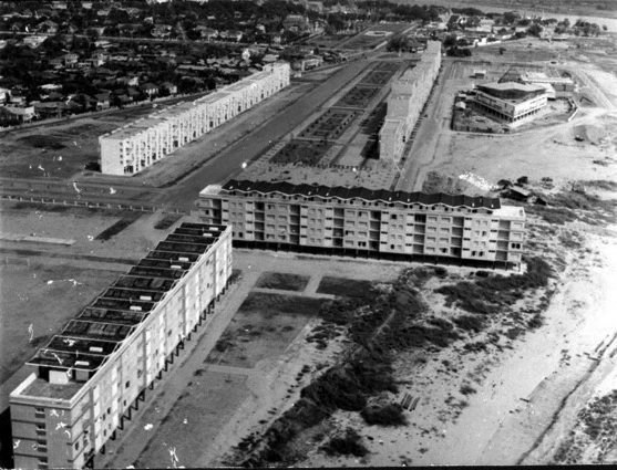 圖2 1963年左右的巴薩河岸，白樓位於左上方，國家劇院位於右上方。圖片版權為「沙沙藝術計劃」所有。-圖片