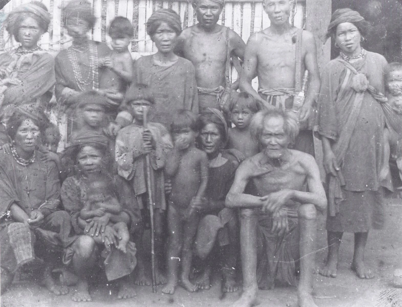 點擊觀看大圖-圖13 鳥居龍藏1896年10月7日在臺東卑南阿眉社拍攝的照片。出處:「卑南阿眉 圖版 53」。鳥居龍藏寫真資料研究會編,《東京大學總合研究資料館藏鳥居龍藏博士攝影 寫真資料カタログ I-V》。東京:東京大學總合研究資料館,1990。 圖13 鳥居龍藏1896年10月7日在臺東卑南阿眉社拍攝的照片。出處:「卑南阿眉 圖版 53」。鳥居龍藏寫真資料研究會編,《東京大學總合研究資料館藏鳥居龍藏博士攝影 寫真資料カタログ I-V》。東京:東京大學總合研究資料館,1990。-圖片