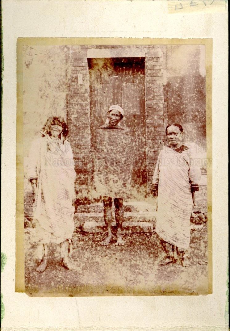 點擊觀看大圖-圖2 臺灣生蕃。右圖為收藏在臺灣大學圖書館特藏組《伊能嘉矩手稿》檔案的照片。出處:伊能嘉矩,《寫真帳 第五冊》,臺大圖書館《伊能嘉矩手稿》,J127-05-21。 圖2 臺灣生蕃。右圖為收藏在臺灣大學圖書館特藏組《伊能嘉矩手稿》檔案的照片。出處:伊能嘉矩,《寫真帳 第五冊》,臺大圖書館《伊能嘉矩手稿》,J127-05-21。-圖片