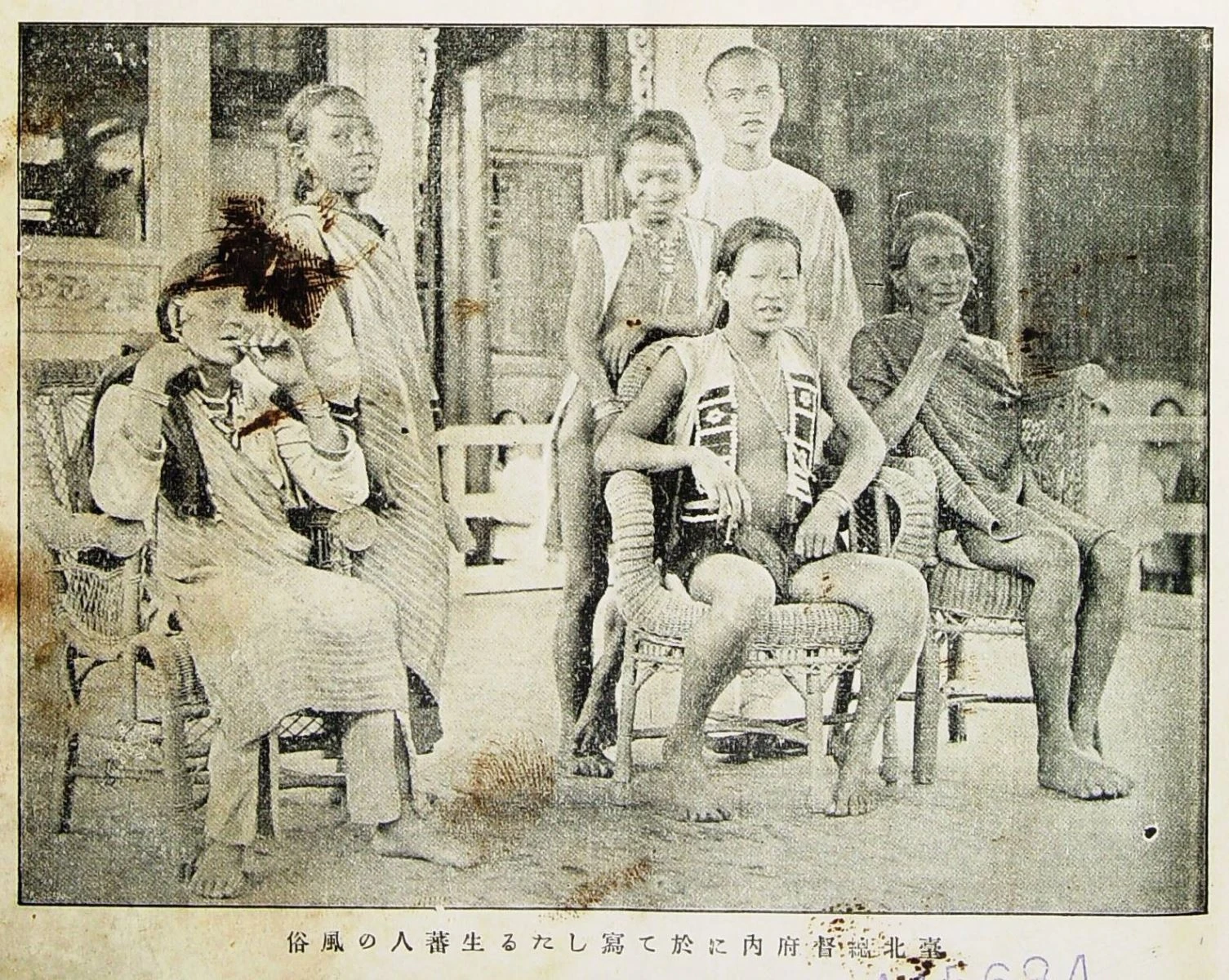 點擊觀看大圖-圖4 臺北總督府內拍攝的生蕃人風俗。出處:《征臺軍凱旋紀念帖》,1896。 圖4 臺北總督府內拍攝的生蕃人風俗。出處:《征臺軍凱旋紀念帖》,1896。-圖片