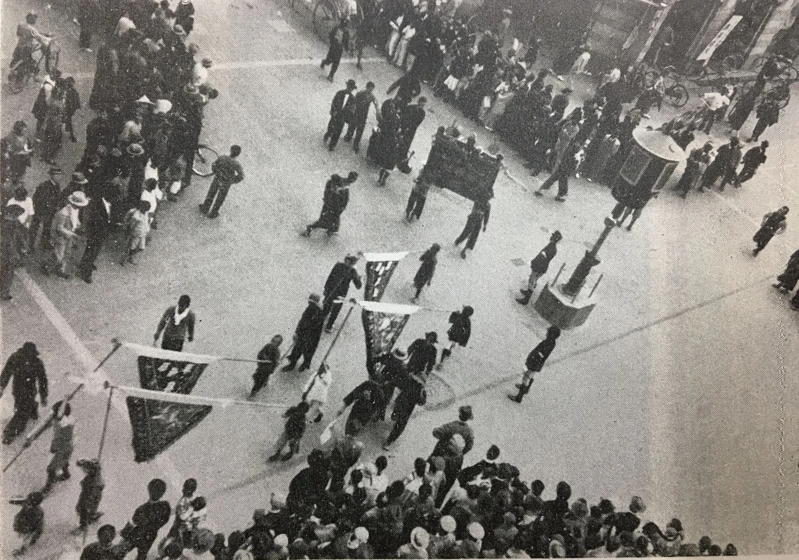 圖11（左）媽祖遊行（來源：《始政四十周年記念臺灣博覽會誌》）-圖片