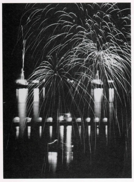 圖18  1935年臺灣博覽會在艋舺河岸舉辦的花火大會（來源：《始政四十周年記念臺灣博覽會寫真帖》）-圖片