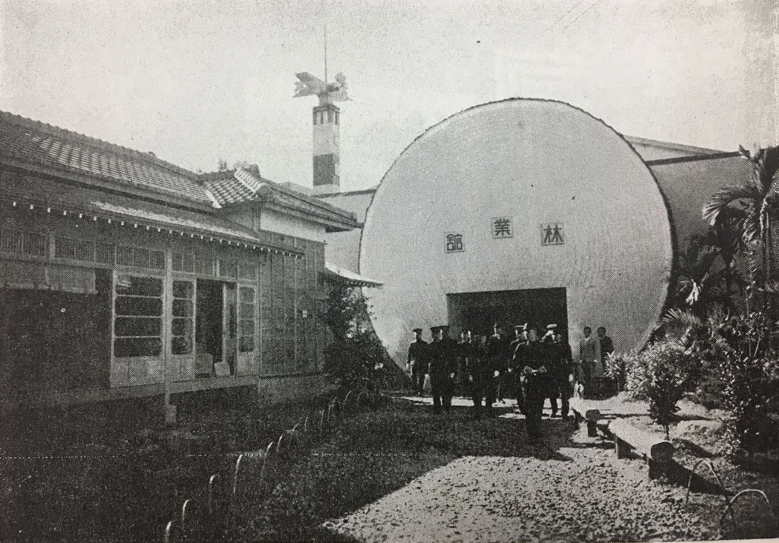 圖7  （左）博覽會中的林業館。（來源：《始政四十周年記念臺灣博覽會誌》）-圖片