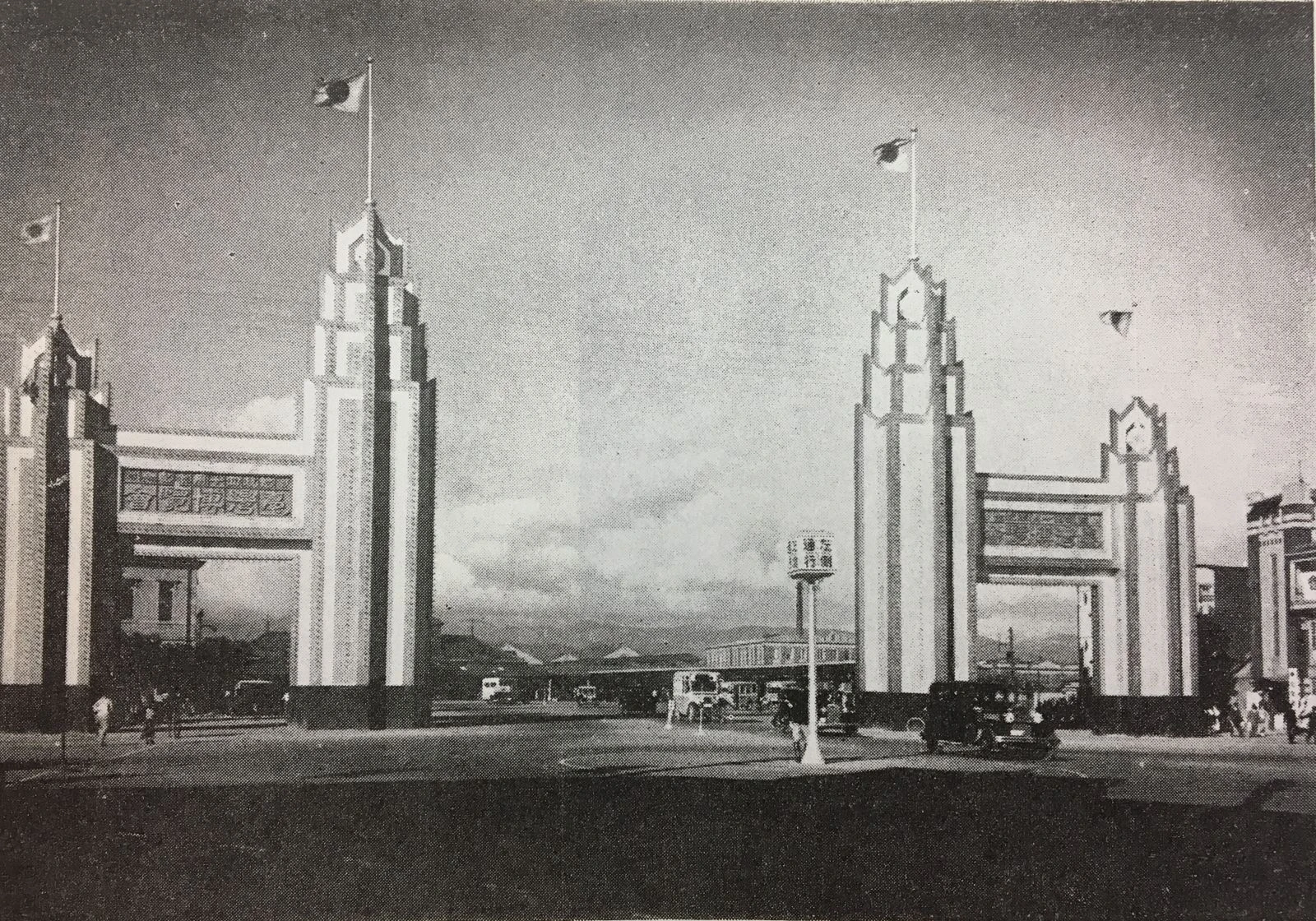 圖9  臺北車站前的歡迎門（來源：《始政四十周年記念臺灣博覽會誌》）-圖片