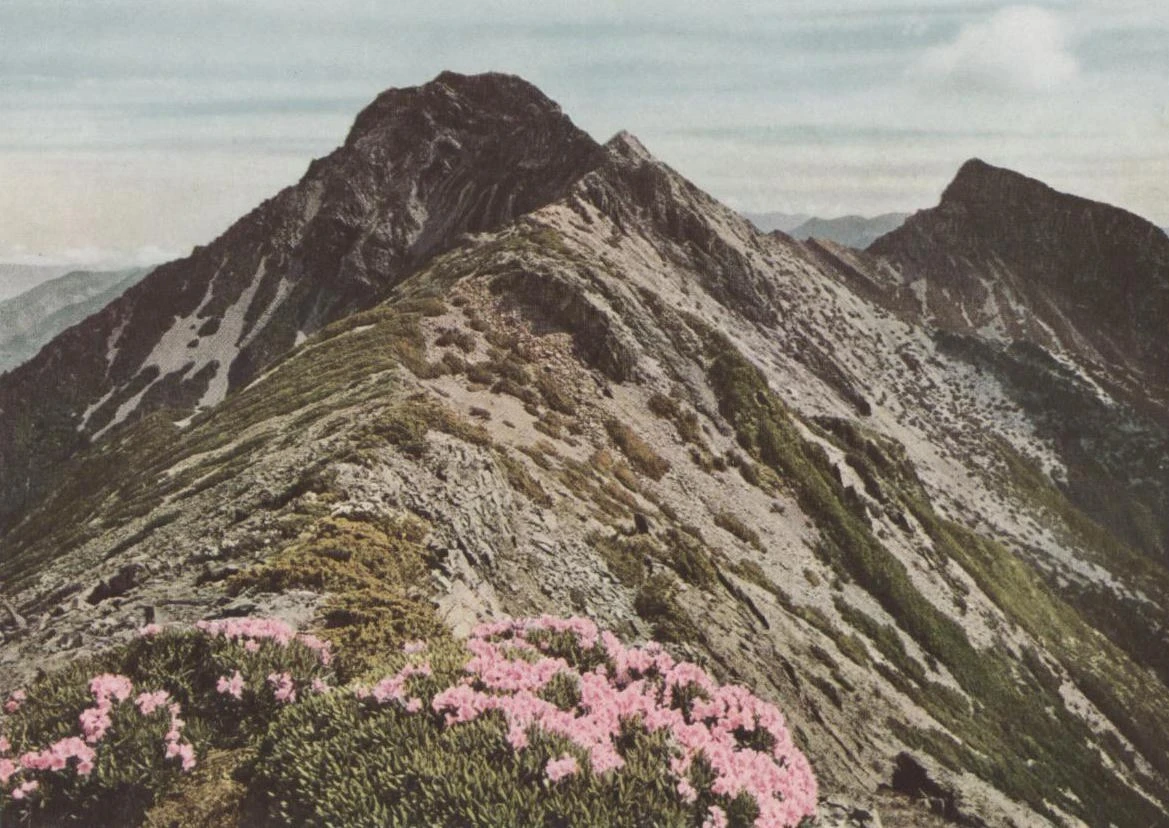 點擊觀看大圖-圖12 〈新高主山〉,岡田紅陽攝。(資料來源:《臺灣國立公園寫真集》,1939,無頁碼) 圖12 〈新高主山〉,岡田紅陽攝。(資料來源:《臺灣國立公園寫真集》,1939,無頁碼)-圖片