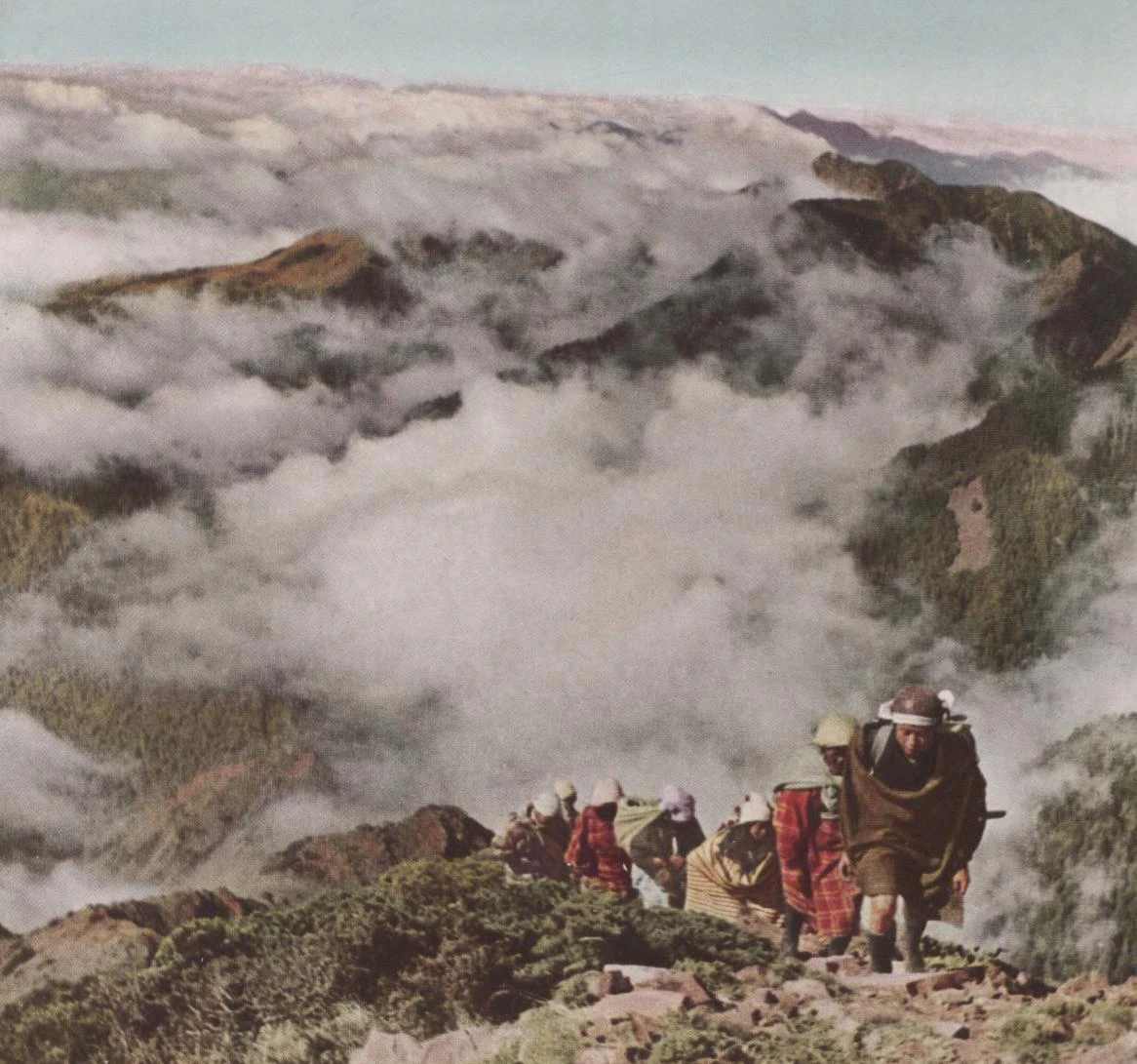 點擊觀看大圖-圖14 〈邁向次高山峰〉,岡田紅陽攝。(資料來源:《臺灣國立公園寫真集》,1939,無頁碼) 圖14 〈邁向次高山峰〉,岡田紅陽攝。(資料來源:《臺灣國立公園寫真集》,1939,無頁碼)-圖片