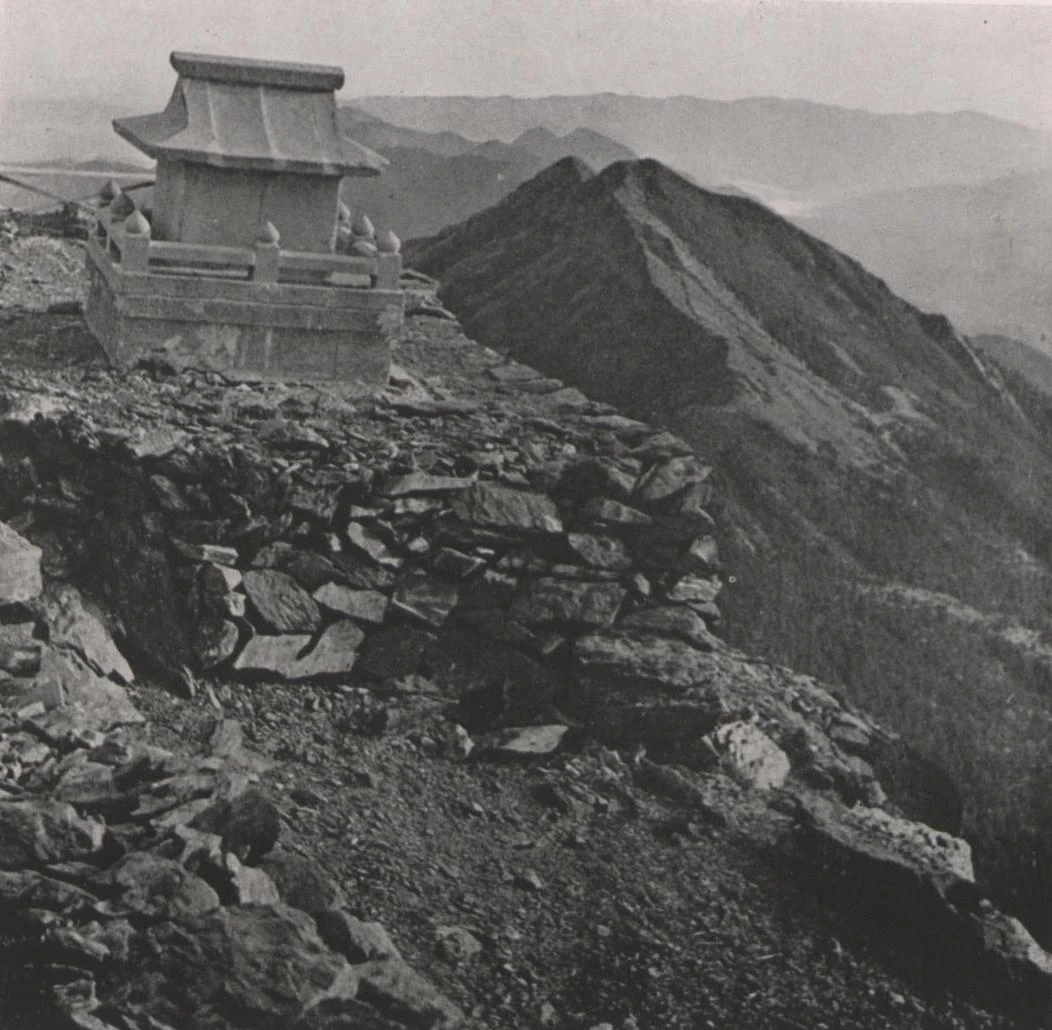 點擊觀看大圖-圖16 〈新高山頂的神社〉,岡田紅陽攝。(資料來源:《臺灣國立公園寫真集》,1939,無頁碼) 圖16 〈新高山頂的神社〉,岡田紅陽攝。(資料來源:《臺灣國立公園寫真集》,1939,無頁碼)-圖片