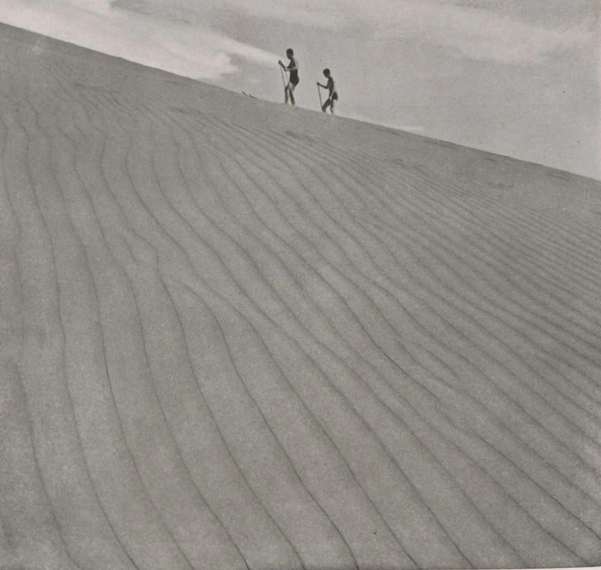 點擊觀看大圖-圖17 〈八里沙丘〉,岡田紅陽攝。 圖17 〈八里沙丘〉,岡田紅陽攝。-圖片