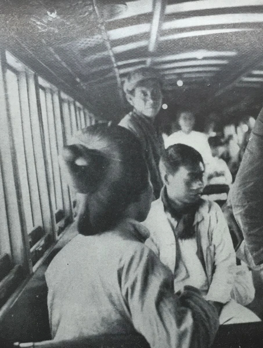 點擊觀看大圖-圖20 1920年代初期臺灣縱貫鐵道內,乘客以本島人為主的三等車廂內情景。(資料來源:Harry A. Franck, Glimpses of Japan and Formosa, 1924.) 圖20 1920年代初期臺灣縱貫鐵道內,乘客以本島人為主的三等車廂內情景。(資料來源:Harry A. Franck, Glimpses of Japan and Formosa, 1924.)-圖片