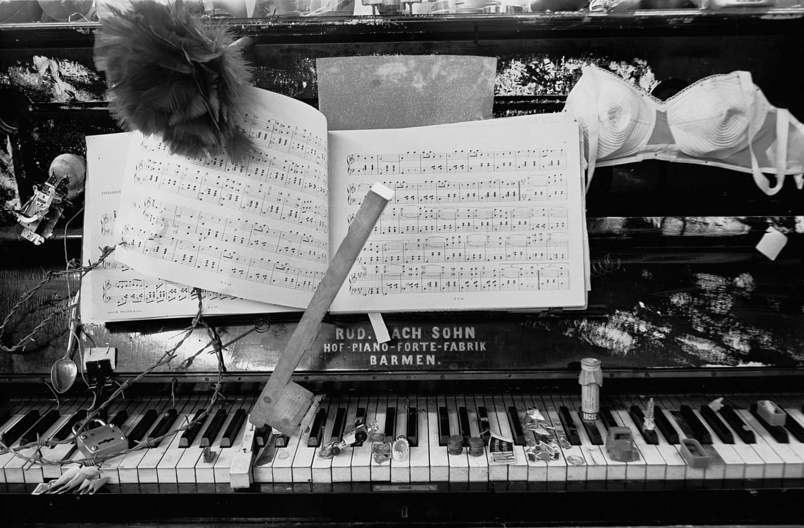 Fig. 1 Nam June Paik's Klavier Intégral, manipulated piano with various items installed at Exposition of Music – Electronic Television (1963). Photo by Manfred Montwé © montwéART. Image courtesy of Nam June Paik Art Center.-圖片