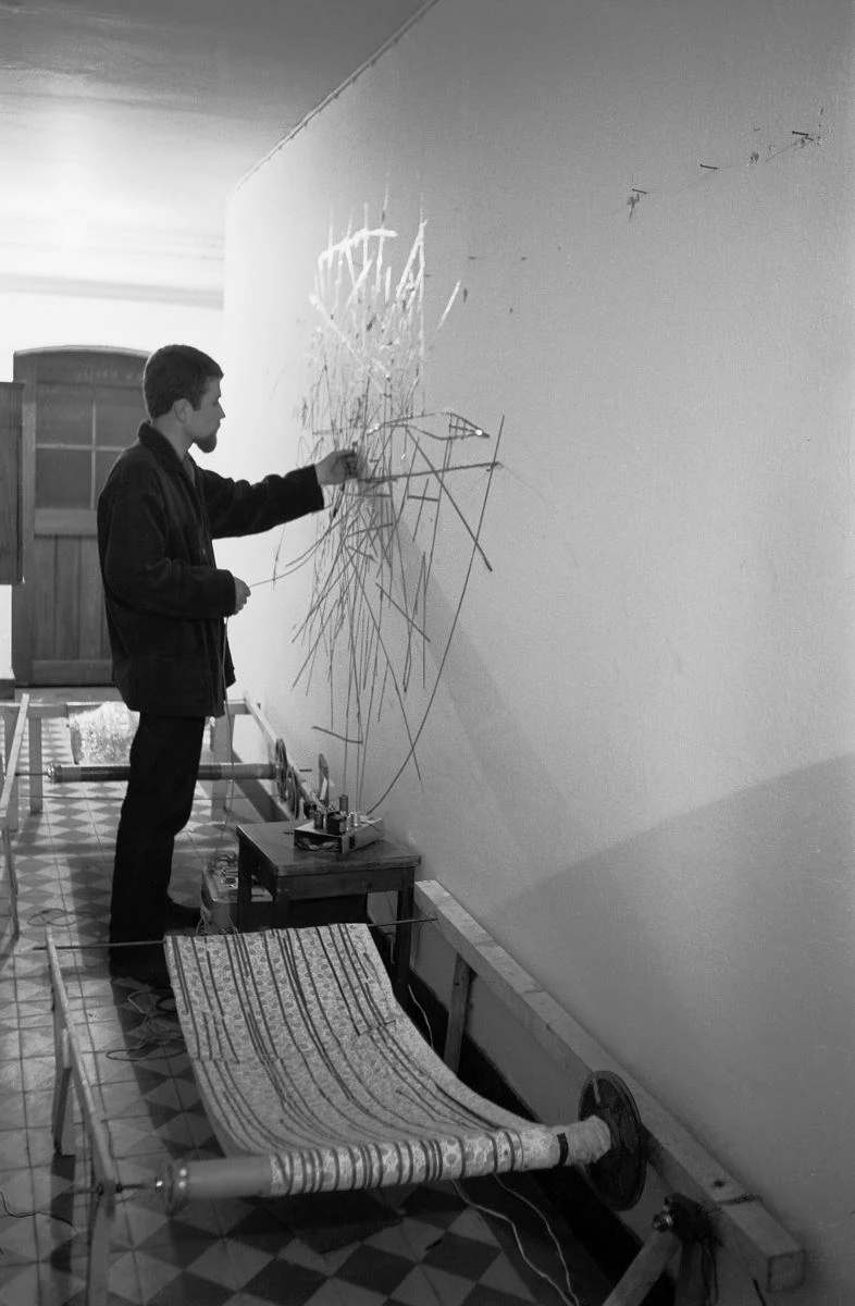 Fig. 3 Peter Brötzmann demonstrates Random Access, Strips of audiotape at Exposition of Music – Electronic Television(1963). Photo by Manfred Montwé © montwéART. Image courtesy of Nam June Paik Art Center.-圖片