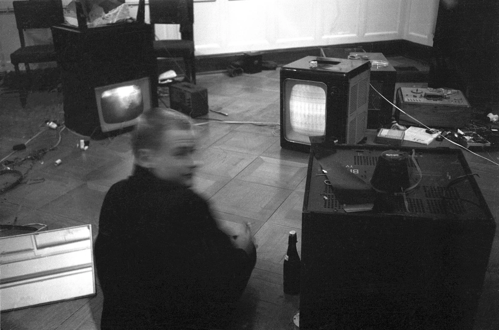 Fig. 4 Thomas Schmit in the television room at Exposition of Music – Electronic Television (1963). Photo by Manfred Montwé © montwéART. Image courtesy of Nam June Paik Art Center.-圖片