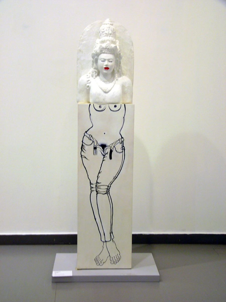 點擊觀看大圖-Fig.4 Ken Dedes, Jim Supangkat, 1975, remade 1996. Plastic, wood, marker pen and paint, 125.5 x 41.5 x 26 cm, 61 x 43.5 x 27 cm. Collection of National Gallery Singapore, Courtesy of National Gallery Singapore. Fig.4 Ken Dedes, Jim Supangkat, 1975, remade 1996. Plastic, wood, marker pen and paint, 125.5 x 41.5 x 26 cm, 61 x 43.5 x 27 cm. Collection of National Gallery Singapore, Courtesy of National Gallery Singapore.-圖片