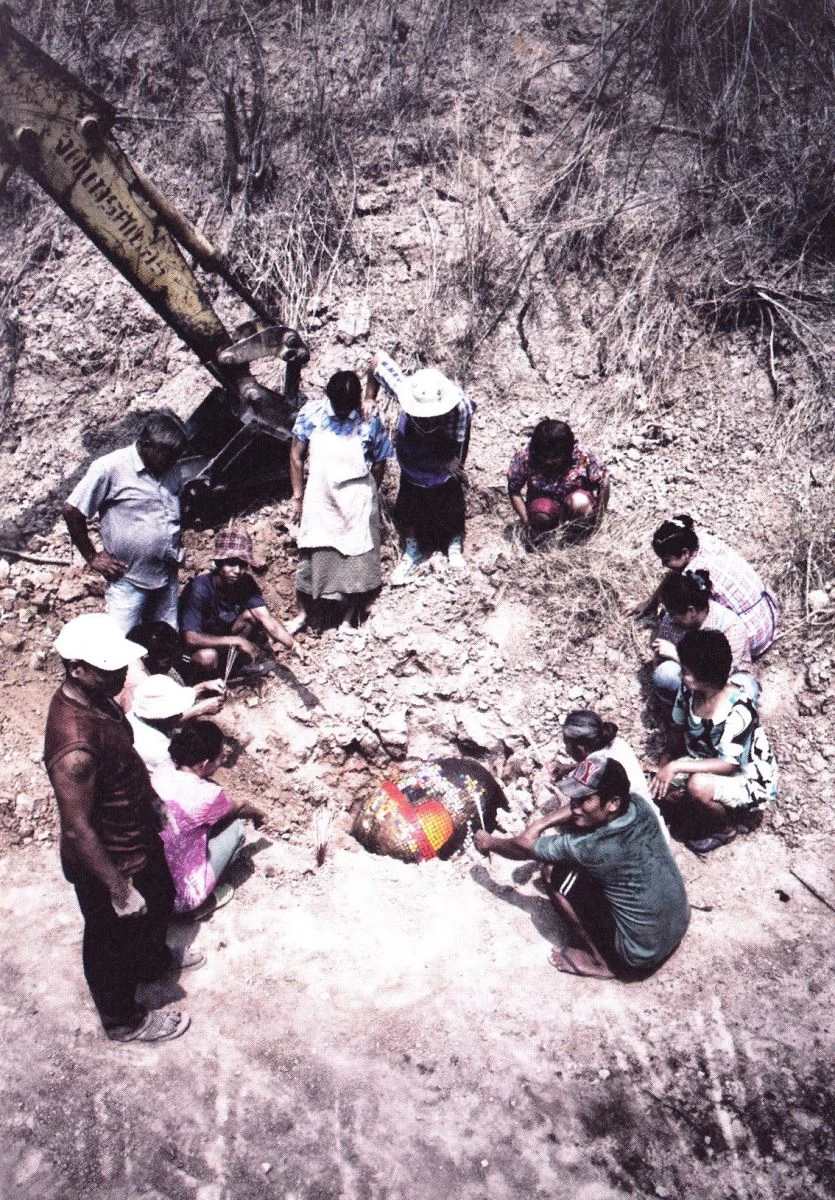 Fig. 4 Wasinburee Supanichvoraparch, U.P.O (Unidentified Permanent Object)12, 2012, ceramic object and photographic documentation of performance, dimensions variable. Image courtesy of the artist.-圖片