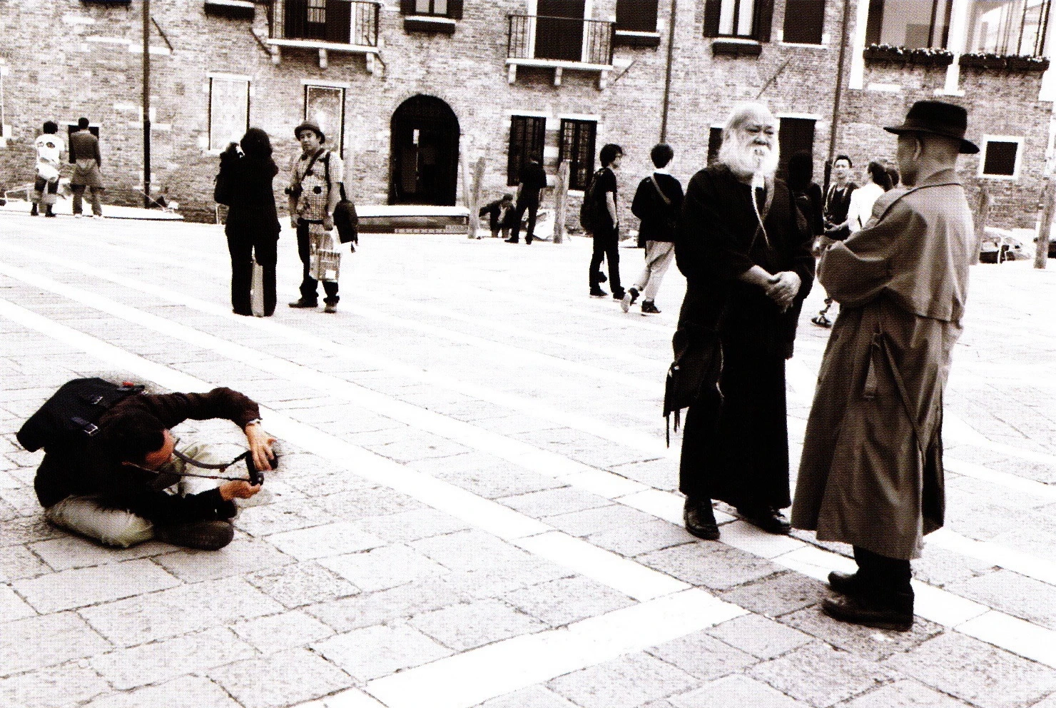 Fig. 7 Hassapop Tangmahamek, Trying, 2011, digital print 50.6×76.2 cm. Image courtesy of ARDEL Gallery of Modern Art.-圖片