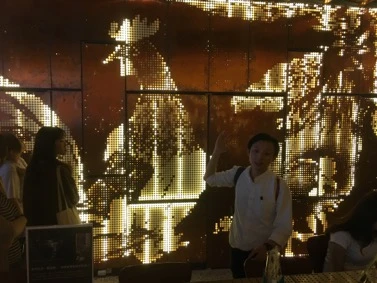 圖1 阿嬤家入口的紅銅牆面圖案，取材自慰安婦阿嬤的畫作。經由建築設計的巧手，創造新潮前衛的空間感-圖片