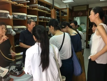 圖6 長期在此地發展的店家因認同大稻埕博物館的理念而參與。老闆與老闆娘熱情分享店家這些年的奮鬥歷程與經驗-圖片