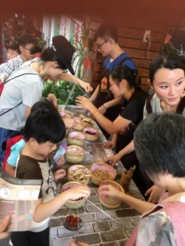 圖8 迪化街中藥商參與官方舉辦的活動，提供認識中藥的體驗活動-圖片