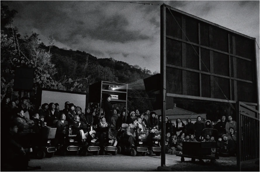 圖9 《殘響世界》回樂生院區的現場放映，院民們在最前方觀看-圖片