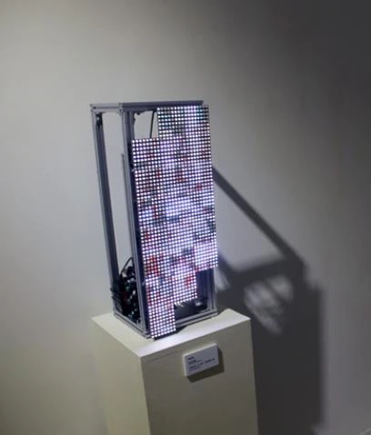 點擊觀看大圖-圖16 作者,〈靜態像素介面系列作品〉,RGB LED陣列光板、Arduino晶片、鋁架、電源供應器,53×20×25cm,2020,作者提供。 圖16 作者,〈靜態像素介面系列作品〉,RGB LED陣列光板、Arduino晶片、鋁架、電源供應器,53×20×25cm,2020,作者提供。-圖片