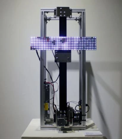 點擊觀看大圖-圖17 作者,〈殘像:地獄裡的男孩〉,RGB LED陣列光板、Arduino晶片、步進馬達滑軌、鋁架、電源供應器,33×35×68cm, 2020,作者提供。 圖17 作者,〈殘像:地獄裡的男孩〉,RGB LED陣列光板、Arduino晶片、步進馬達滑軌、鋁架、電源供應器,33×35×68cm, 2020,作者提供。-圖片