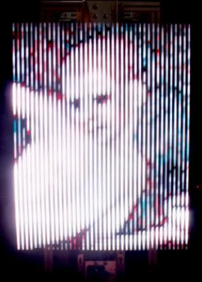 點擊觀看大圖-圖18 作者,〈殘像:地獄裡的男孩〉,長時間曝光攝影之結果,33×35×68cm,2020, 作者提供。 圖18 作者,〈殘像:地獄裡的男孩〉,長時間曝光攝影之結果,33×35×68cm,2020, 作者提供。-圖片