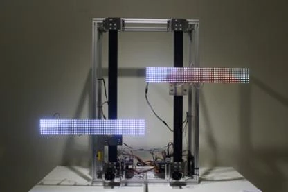 點擊觀看大圖-圖19 (左)作者,〈殘像:山景〉,RGB LED 陣列光板、Arduino 晶片、步進馬達滑軌、 鋁架、電源供應器,92×35×79cm,2020,作 者提供。 圖19 (左)作者,〈殘像:山景〉,RGB LED 陣列光板、Arduino 晶片、步進馬達滑軌、 鋁架、電源供應器,92×35×79cm,2020,作 者提供。-圖片