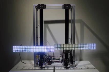 點擊觀看大圖-圖21 (左)作者,〈殘像:山景〉,RGB LED 陣列光板、Arduino 晶片、步進馬達滑軌、鋁架、 電源供應器,92×35×79cm,2020,作者提供。 圖21 (左)作者,〈殘像:山景〉,RGB LED 陣列光板、Arduino 晶片、步進馬達滑軌、鋁架、 電源供應器,92×35×79cm,2020,作者提供。-圖片