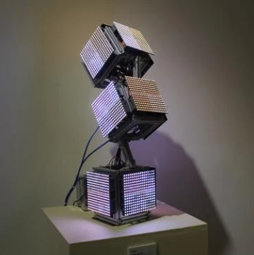 點擊觀看大圖-圖23 (左)作者,〈色立體:受難三習作〉,RGB LED陣列光板、Arduino晶片、鋁架、電源供應器,40×25×70cm,2020,作者提供。 圖23 (左)作者,〈色立體:受難三習作〉,RGB LED陣列光板、Arduino晶片、鋁架、電源供應器,40×25×70cm,2020,作者提供。-圖片