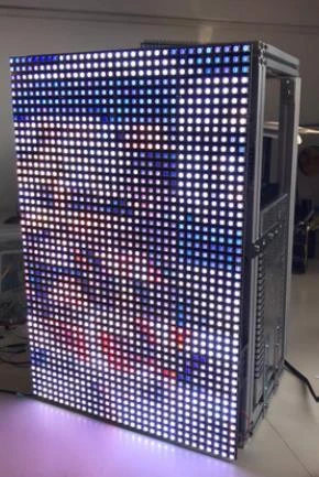 點擊觀看大圖-圖3 (左)作者,〈吞噬者〉RGB LED陣列裝置正面,RGB LED陣列光板、Arduino Mega晶片、鋁架、電源供應器,27×25×40cm,2019,作者提供。 圖3 (左)作者,〈吞噬者〉RGB LED陣列裝置正面,RGB LED陣列光板、Arduino Mega晶片、鋁架、電源供應器,27×25×40cm,2019,作者提供。-圖片