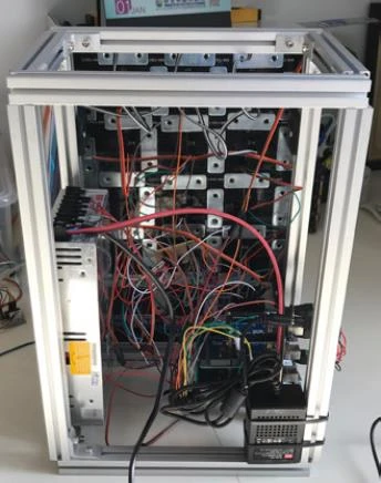 點擊觀看大圖-圖4 (右)作者,〈吞噬者〉RGB LED陣列裝置背面,RGB LED陣列光板、Arduino Mega晶片、鋁架、電源供應器,27×25×40cm,2019,作者提供。 圖4 (右)作者,〈吞噬者〉RGB LED陣列裝置背面,RGB LED陣列光板、Arduino Mega晶片、鋁架、電源供應器,27×25×40cm,2019,作者提供。-圖片